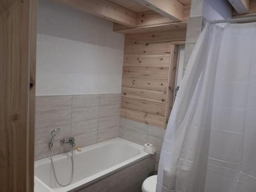 Phòng tắm tại Wooden Holiday Home by Lake Scharmützelsee