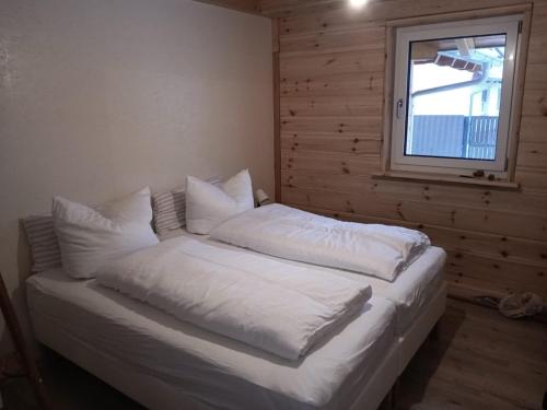 Giường trong phòng chung tại Wooden Holiday Home by Lake Scharmützelsee