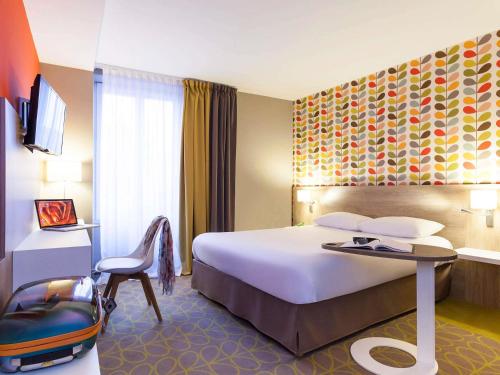 Giường trong phòng chung tại ibis Styles Chaumont Centre Gare