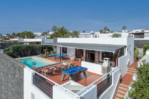 an aerial view of a house with a patio and a pool at Villa Pola Marinas Playa B in Playa Blanca
