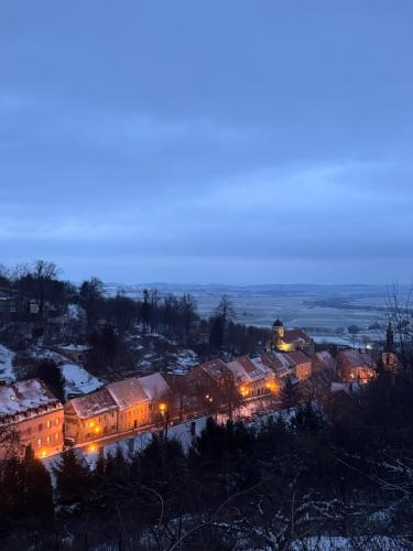 een groep gebouwen 's nachts bedekt met sneeuw bij Apartament Zimowa 16 in Srebrna Góra