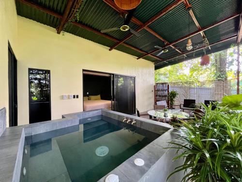 een binnenzwembad in een huis met een slaapkamer bij Jungle House with Private Jacuzzi in Uvita