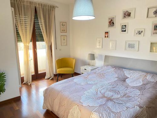 una camera da letto con un letto e una sedia gialla di Lyllà a Montecchio Maggiore