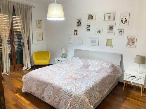 una camera da letto con un letto e una sedia gialla di Lyllà a Montecchio Maggiore