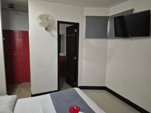 Zimmer mit einem Bett und einem Flachbild-TV in der Unterkunft Hotel Spa Laureles in Medellín