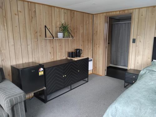 een slaapkamer met een bed en een ladekast erin bij TuiStay in Cromwell