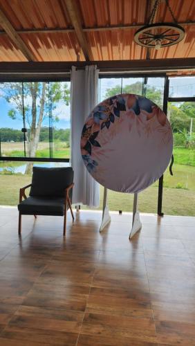 een stoel en een bank in de woonkamer bij Sítio com Espaço para Eventos in São Francisco do Sul