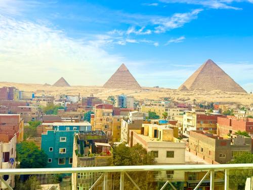 una vista sulle piramidi di Giza e sulla città di Zoom Pyramids View inn a Il Cairo