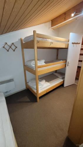 En eller flere senge i et værelse på 2 pièces cosy la Foux d 'Allos centre station 30 m carrés