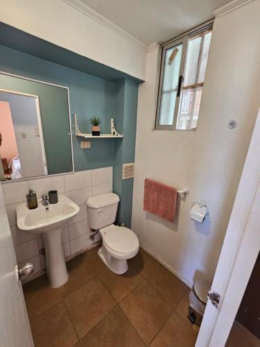 a bathroom with a toilet and a sink at Arriendo Departamento Diario en Copiapo in Copiapó