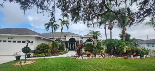 een huis met een tuin met kippen ervoor bij Ocean Spa Retreat in Port Saint Lucie