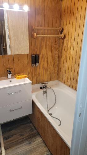 Et badeværelse på 2 pièces cosy la Foux d 'Allos centre station 30 m carrés