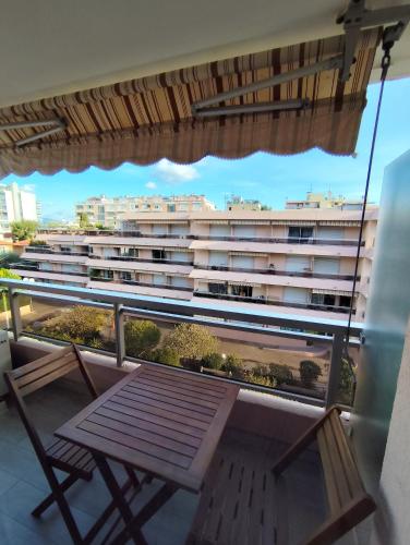 einen Balkon mit einer Bank und einem großen Gebäude in der Unterkunft Riviera Begonia Appartement - Parking Privé in Roquebrune-Cap-Martin