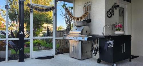 een buitenkeuken met een wastafel en een raam bij Ocean Spa Retreat in Port Saint Lucie