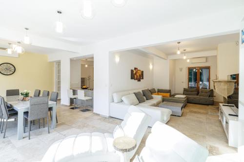 VILLA MARIE -Pool - Garden-Close To Beach -Parking