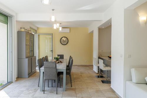 VILLA MARIE -Pool - Garden-Close To Beach -Parking