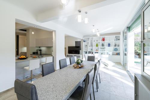 VILLA MARIE -Pool - Garden-Close To Beach -Parking