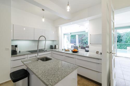 VILLA MARIE -Pool - Garden-Close To Beach -Parking