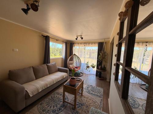 Een zitgedeelte bij Acogedora Casa Los Canelos