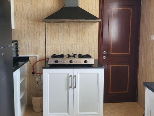 una cucina con un piano cottura sopra un mobile di SeaViewApartment a Salalah