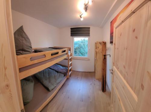 a bedroom with bunk beds in a tiny house at Ferienappartement Talblick in Hohnstein