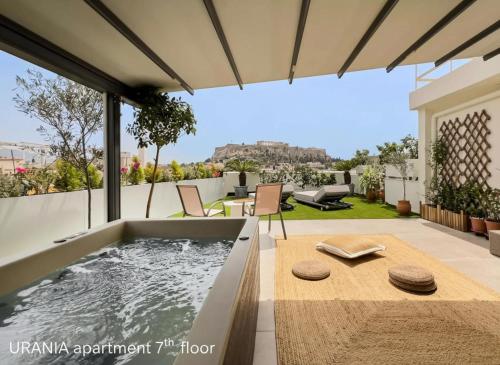una vasca idromassaggio sul tetto di una casa di Acropolis Muses - Downtown Luxury Apartments ad Atene