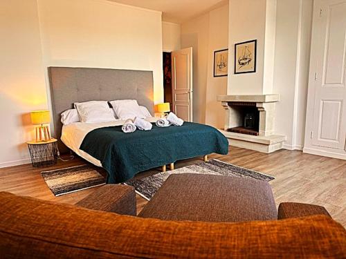 Giường trong phòng chung tại Côté Port