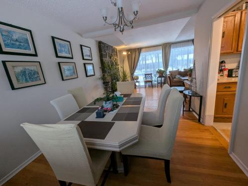 ein Esszimmer mit Tisch und Stühlen in der Unterkunft Bungalow in Green Area in Ottawa
