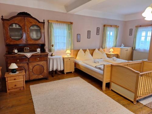 una camera con un grande letto e un grande specchio di Ferienhaus Reschbauer a Mainsdorf