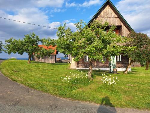 una vecchia casa con fiori bianchi davanti di Ferienhaus Reschbauer a Mainsdorf