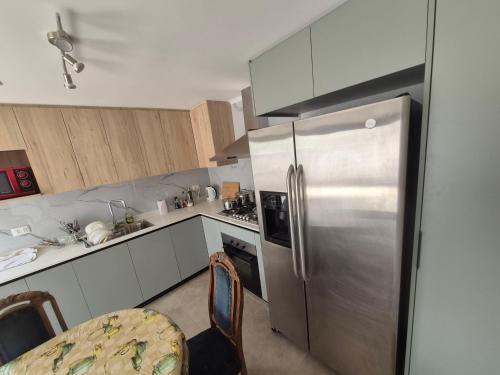 een keuken met een roestvrijstalen koelkast bij Casa Lidia in Viña del Mar