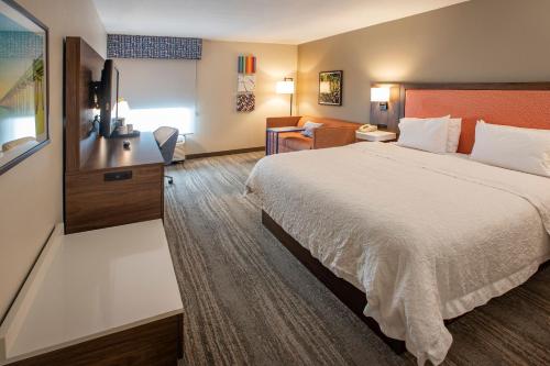 En eller flere senge i et værelse på Hampton Inn Pensacola-Airport