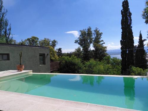 ein Schwimmbecken mit Blick auf das Wasser in der Unterkunft Vista Alago in Villa Ciudad Parque