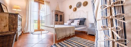 een woonkamer met een bed en een trap bij Farma Noe - Agroturystyka in Lipnica