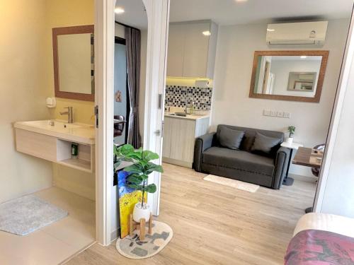 een badkamer met een wastafel en een bank in een kamer bij Marvest Lover in Ban Nong Chaeng