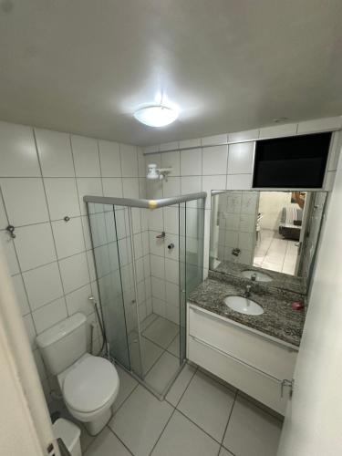 Edf Monte Valpine في ماسيو: حمام مع مرحاض ودش ومغسلة