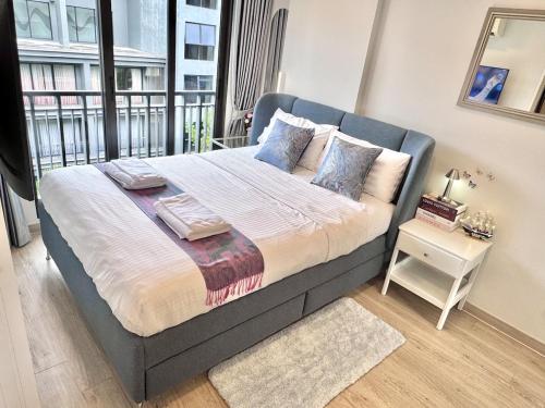 een groot bed in een kamer met een raam bij Marvest Lover in Ban Nong Chaeng