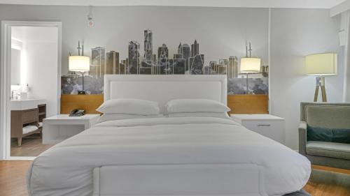 En eller flere senge i et værelse på World Cup Fan Hotel Near MetLife Gameday Shuttle