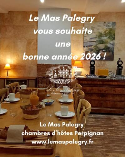 ein Poster für ein Esszimmer mit einem Tisch in der Unterkunft Le Mas Palegry Chambres d'hôtes Perpignan in Perpignan