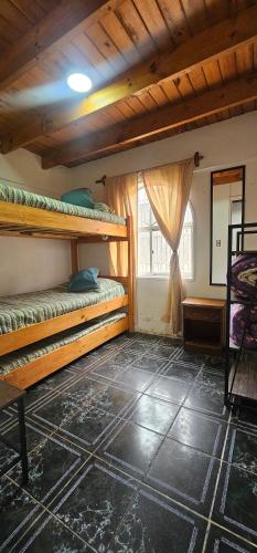 een kamer met twee stapelbedden en een raam bij Cabaña pet friendly el quisco in El Quisco