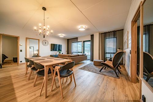 een eetkamer en woonkamer met een tafel en stoelen bij Ski Chalet C27 Levi Center incl 2 ski passes by Aavalevi in Levi