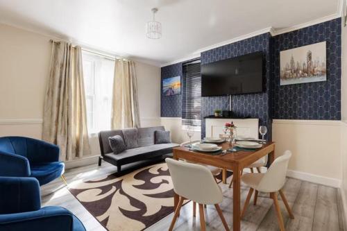 a living room with a table and a couch at Cosy 2 bed in the heart of Greenwich in London