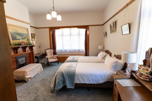een hotelkamer met een groot bed en een raam bij Hemsworth Estate in Elgin