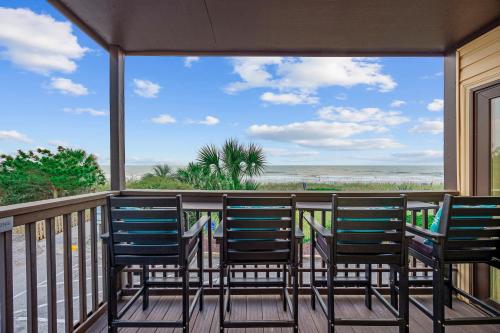 Modern Escape - Luxe Oceanfront 2BR with Epic Kitchen, Pool, Parking photo 68