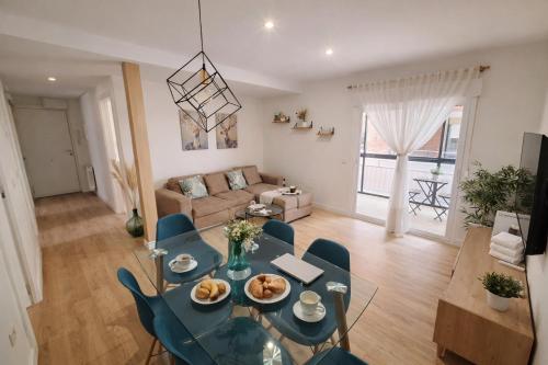 een eetkamer en woonkamer met een tafel en stoelen bij Apartamento Premium Ávila PLAZA MAYOR con PARKING in Avila