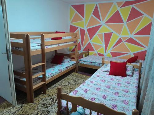 1 Schlafzimmer mit 2 Etagenbetten und einer geometrischen Wand in der Unterkunft Triangle in Sarajevo