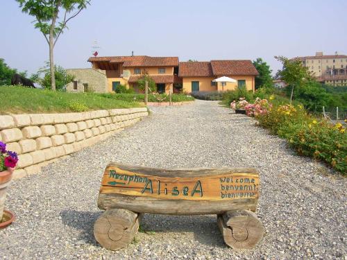 eine Holzbank auf einer Schotterstraße in der Unterkunft Alisea Eco Residence in Pocapaglia