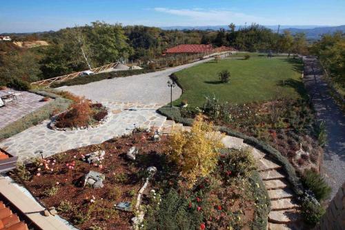 Luftaufnahme eines Gartens mit Rasen in der Unterkunft Alisea Eco Residence in Pocapaglia