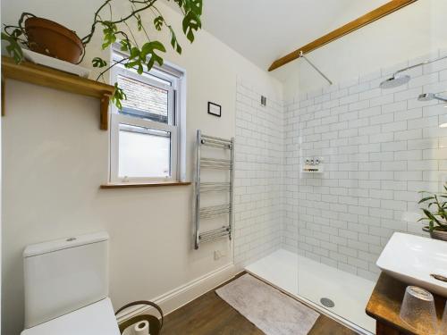 Koupelna v ubytování THE ANNEX, Lostwithiel Small Double Bed, Private Parking, Quiet Location