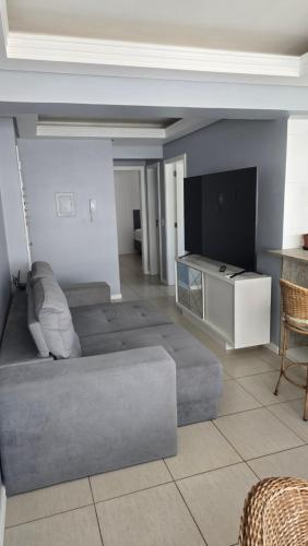 een woonkamer met een bank en een tafel bij Dona Iva in Capão da Canoa